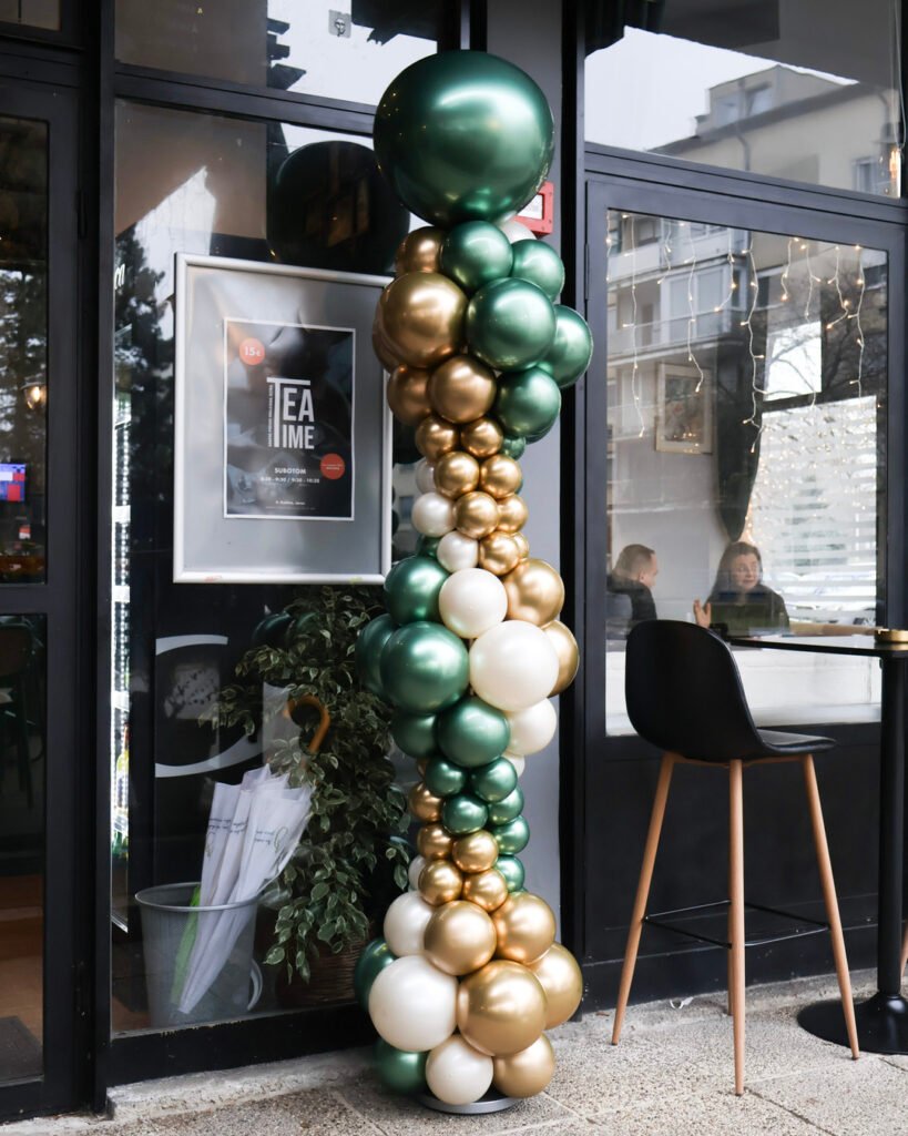 Balonski stup u elegantnim smaragdno zelenim, biserno bež i zlatnim balonima. Idealan za otvorenje kafića i drugih poslovnih evenata u Zagrebu.
