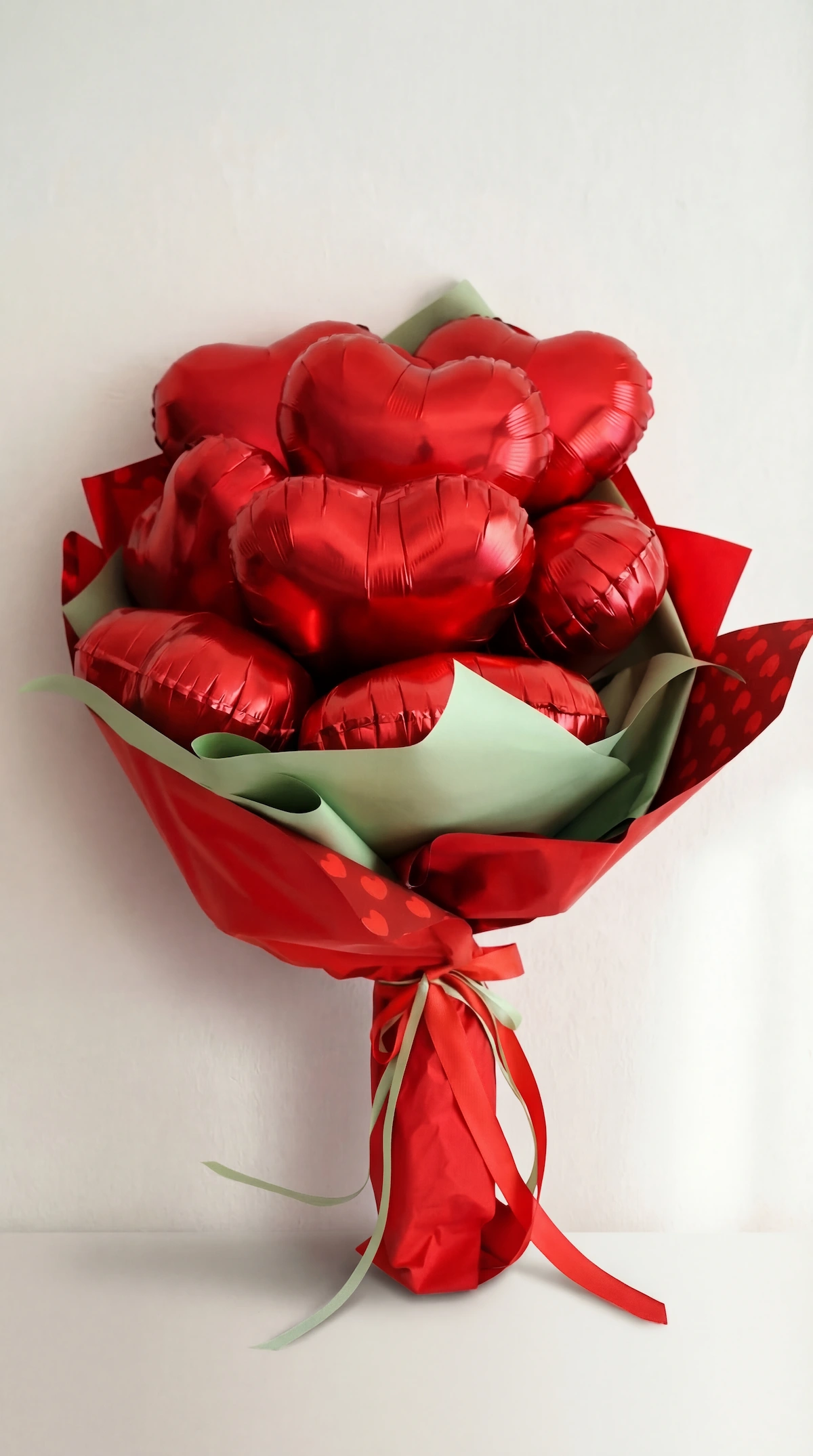 Buket crvenih balona u obliku srca u ukrasnom papiru, savršen poklon za Valentinovo, godišnjicu ili rođendan, Joli Spot Zagreb.
